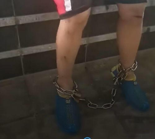 砸脚镣视频,砸脚镣视频背后的故事